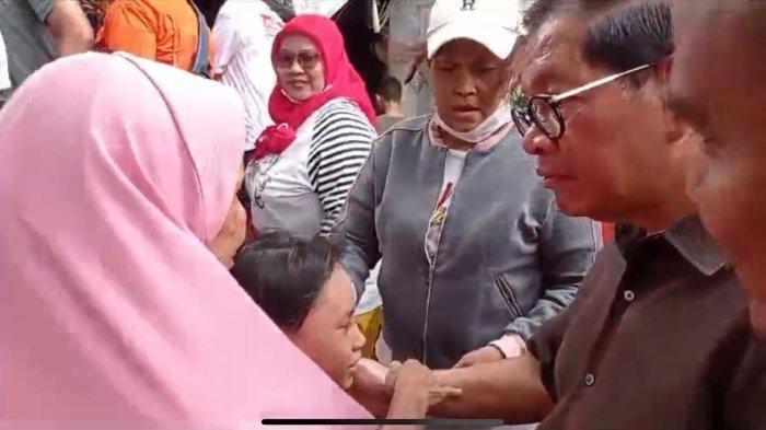 Pramono Anung Dicegat Nenek-nenek saat Kampanye di Rusun Tanah Tinggi: Tolong Diperhatikan Lansia