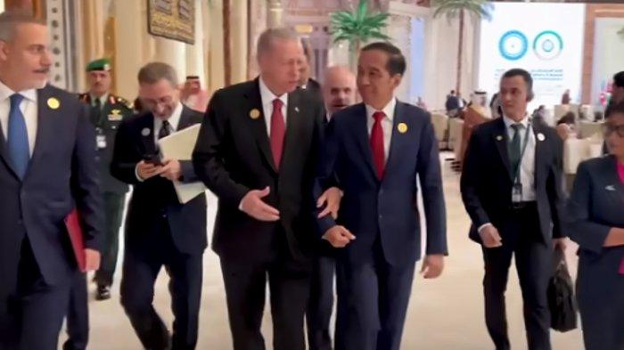 Momen Presiden Turki Erdogan Gandeng Jokowi Sepanjang KTT Luar Biasa OKI