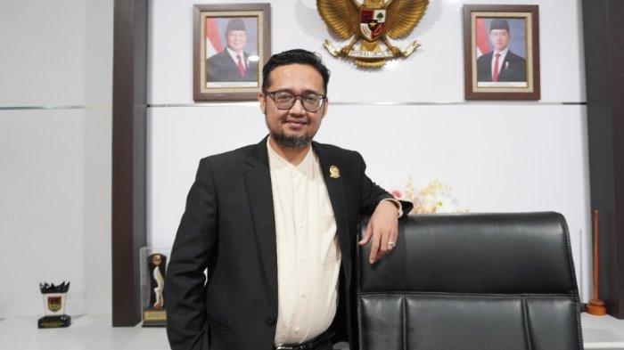 ADE SUKRON - Ketua DPRD Kabupaten Bekasi, Ade Sukron di ruang Kerjanya, Kantor DPRD Kabupaten Bekasi pada Kamis (30/1/2025). Memulai perjalanan karir politiknya, Ade Sukron berangkat sebagai staf ahli anggota DPR RI. (Warta Kota/ Muhammad Azzam)
