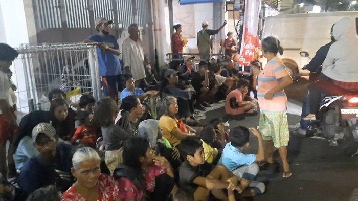 Tunggu Pembagian Angpao, Puluhan Orang Duduk di Emperan Jalan Sekitar Vihara Dharma Bakti