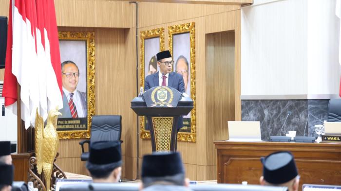 RAPBD KABUPATEN BOGOR - Wakil Bupati Bogor dalam rapat paripurna DPRD Kabupaten Bogor di Cibinong, Kabupaten Bogor pada Kamis (31/7/2025). Dalam paparannya, Rancangan APBD Perubahan Kabupaten Bogor Tahun 2025 masih mengalami defisit sebesar Rp 774,607 miliar.