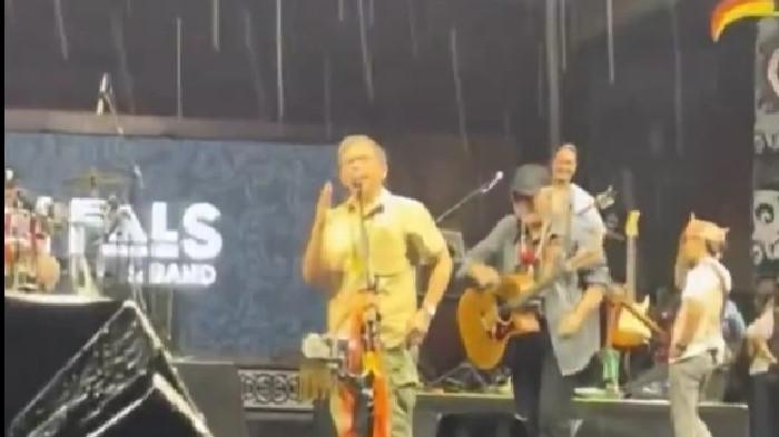 Momen Iwan Fals Panik Rocky Gerung Ubah Lirik Sore di Tugu Pancoran