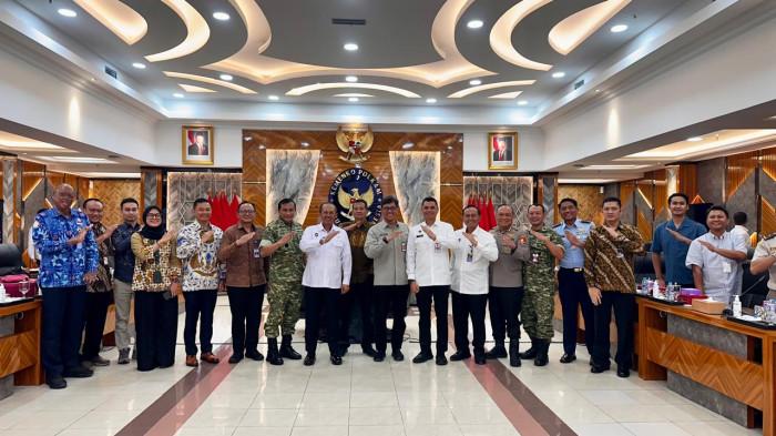 FOTO BERSAMA - Kementerian Koordinator Bidang Politik dan Keamanan (Kemenko Polkam), foto bersama usai memimpin rapat koordinasi lintas sektor guna memastikan kesiapan nasional dalam aspek keamanan fisik dan siber di bandar udara, di Semarang, Rabu (12/11/2025)