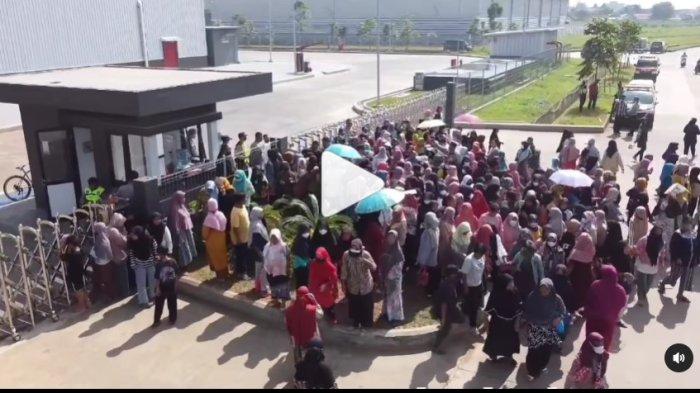 Ratusan Emak-emak Geruduk PT Piaggio, Protes Pungli Penerimaan Karyawan