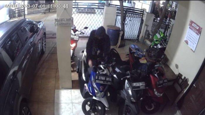 Rapi dan Terorganisir, Pelaku Curanmor Terekam CCTV Bawa Kabur Motor Anak Kos di Kelapa Gading