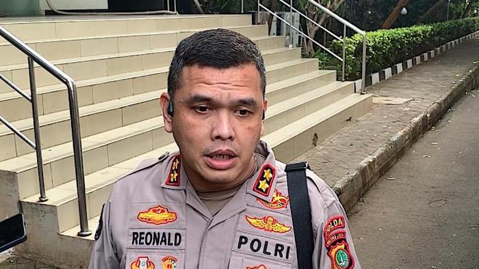 CCTV ARYA DARU - Kasubdit Penmas Bid Humas Polda Metro Jaya AKBP Reonald Simanjuntak, mengatakan siap memperlihatkan rekaman CCTV kepada keluarga almarhum Arya Daru.