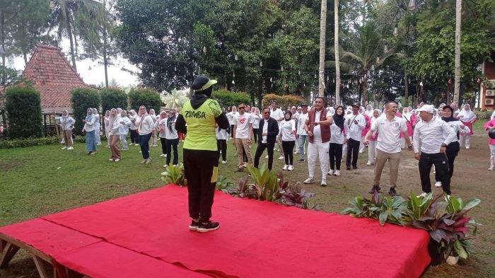 Rudy Susmanto Ikut Senam Sehat dengan Emak-emak di Ciawi Bogor, Ikut Goyang Bersama