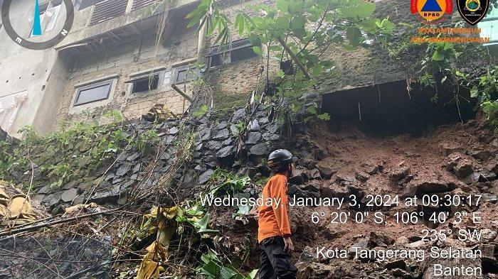 Rumahnya Menggantung Akibat Longsor, Arifin Warga Tangsel Bberharap Dibangunkan Turap