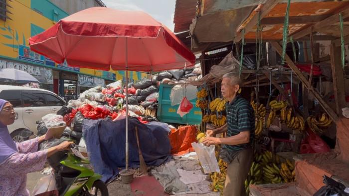 SAMPAH - Kondisi Pasar Bintaro, Tangsel pada Selasa (6/1/2026). Sampah menggunung di Pasar Bintaro mengganggu aktivitas pedagang dan menurunkan omzet akibat bau menyengat serta lingkungan yang tidak nyaman