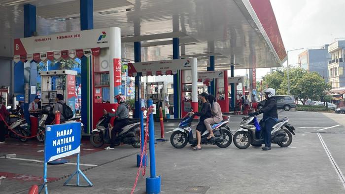 SPBU KEMBANGAN - Pengisian Bahan Bakar Umum (SPBU) SPBU 34.116.12 Kembangan, Jakarta Barat, Selasa (5/7/2025) dipasangi garis polisi. Namun antrean tetap ada dari para pemakain kendaraan bermotor