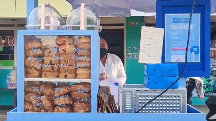 Menginspirasi, Saida Jualan Kue Pastry di Tempat Tak Biasa di Jalan Akses UI Depok, Sehari Laku 200