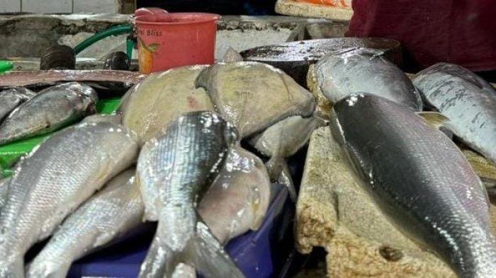 Jelang Perayaan Imlek, Ikan Bandeng di Pasar Ciputat Laku Keras Walaupun Harga Naik