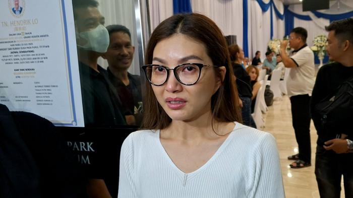 Tak Kuasa Menahan Air Mata, Sarwendah Ungkap Penyebab Ayahnya Meninggal Dunia
