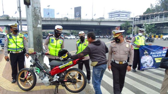 Tak Pakai Helm dan Lawan Arus, 25 Pemotor di Simpang Grogol Jakbar Ditegur Polisi