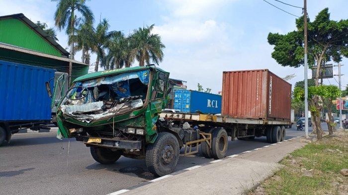 Nyaris Tabrak Pengendara Motor, Truk Kontainer Bermuatan Cat Ringsek Usai Tabrak Tiang Listrik