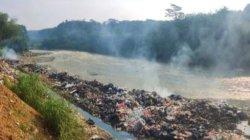 Ada TPS Ilegal, Puluhan Ton Sampah Warga Serpong Cemari Bantaran Kali Cisadane di Bogor