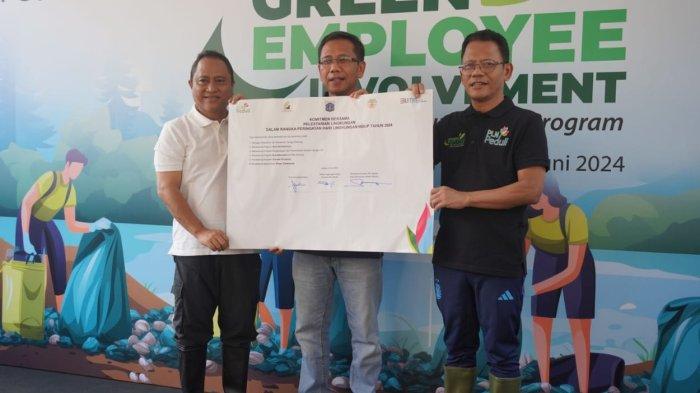 Kolaborasi Pemkot Jaksel, PLN Disjaya Bersih-bersih Kali Ciliwung di Jagakarsa