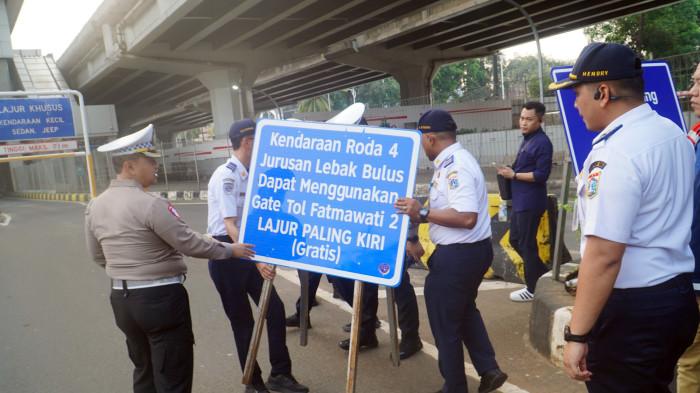 REKAYASA LALU LINTAS - Polisi dan Petugas Dinas Perhubungan DKI Jakarta melakukan persiapan pelaksanaan rekayasa lalu lintas di Gerbang Tol (GT) Fatmawati 2 kawasan Jalan TB Simatupang, Jakarta, Selasa (16/9/2025). Pemrov DKI Jakarta melakukan uji coba rekayasa lalu lintas dengan skema pembukaan GT Fatmawati 2 paling kiri secara gratis hingga pintu keluar Lebak Bulus, uji coba ini rencananya hingga Jumat (19/9) untuk mengatasi kemacetan di kawasan tersebut. Warta Kota/Yulianto