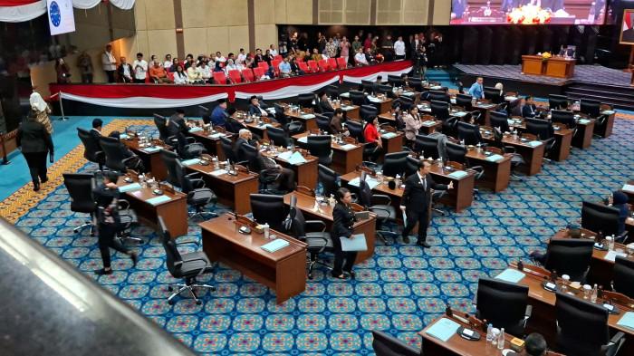 PENGESAHAN APBD 2026 - Suasana Rapat Paripurna Pengesahan Anggaran Pendapatan dan Belanja Daerah (APBD) DKI Jakarta Tahun 2026 yang digelar di Gedung DPRD DKI Jakarta, Gambir, Jakarta Pusat pada Rabu (12/11/2025). Sidang paripurna sempat ricuh hingga sejumlah anggota dewan melakukan aksi walk out, meski demikian Ketua DPRD DKI Jakarta, Khoirudin tetap mengesahkan APBD DKI Jakarta 2026.