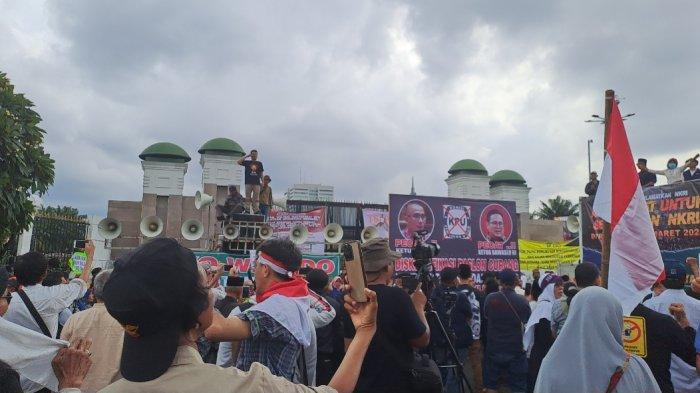 Diprovokasi Pendemo Tandingan, Aksi Dukung Pemakzulan Jokowi di Depan Gedung DPR RI Menanas