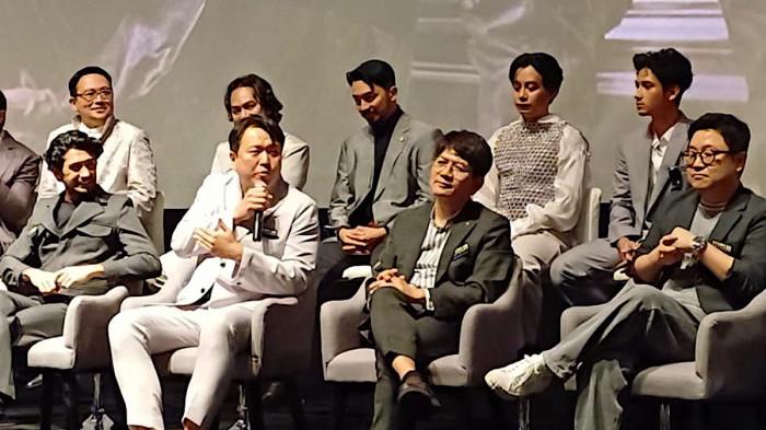 PUJIAN - Lee Chang Hee sutradara Korea yang menggarap film Keadilan: The Verdict mengungkapkan kekagumannya kepada Reza Rahadian dan Rio Dewanto. Para cast dan tim produksi film Keadilan, di kawasan Kuningan Jakarta Selatan, Rabu (12/11/2025).