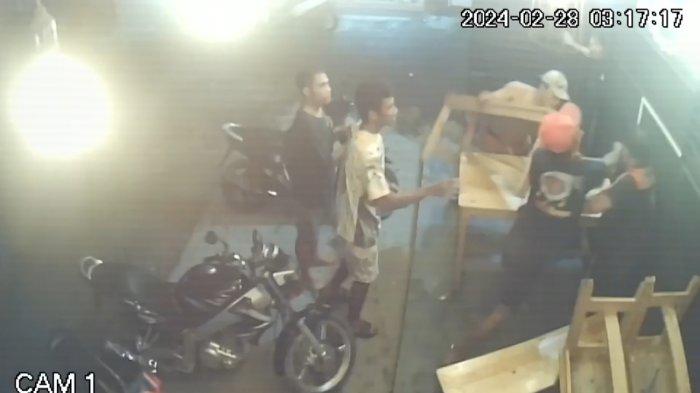 Aksi Pengeroyokan Sejumlah Pria di Kafe Pasar Rakyat Viral di Media Sosial, Ini Kronologinya
