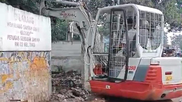 Diinformasikan Dedi Mulyadi, TPS Liar di Jalan Raya Bogor Langsung Dibongkar Supian Suri