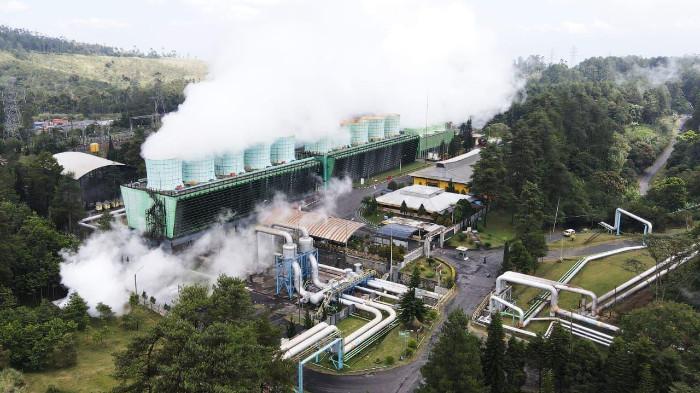Tampak Pembangkit Listrik Tenaga Panas Bumi (PLTP) Kamojang dengan kapasitas 140 MW yang berlokasi di Kabupaten Bandung, Jawa Barat. Pembangkit EBT yang dikelola PLN Indonesia Power ini mendapatkan PROPER Emas dari Kementerian Lingkungan Hidup/Badan Pengendalian Lingkungan Hidup.