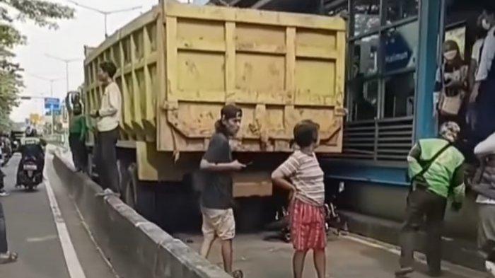 Kecelakaan Truk dan 2 Motor Terjadi di Jalur Busway di Halte Halimun