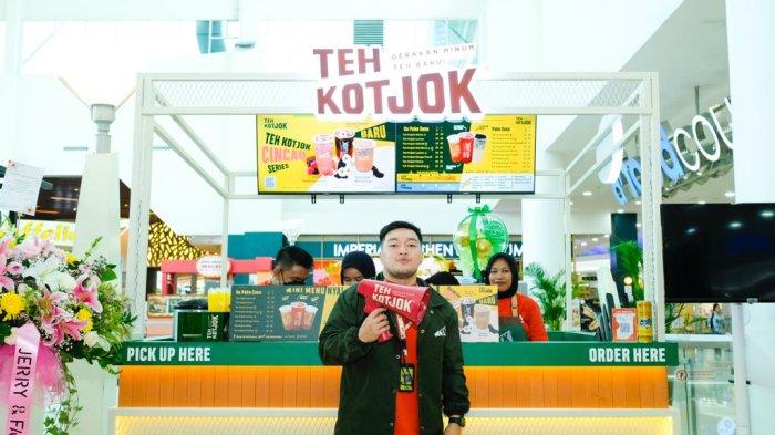 TEH KEKINIAN - Waroeng The Kotjok kini resmi melakukan perubahan nama merek menjadi Teh Kotjok. Peluncuran merek baru ini digelar di Supermal Karawaci, Tangerang, Banten, Kamis (30/11/2023).
