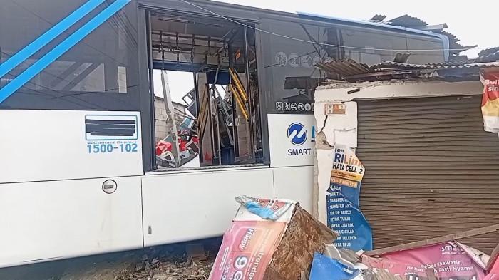 LAKA LANTAS - Bus TransJakarta menabrak empat bangunan ruko di Jalan Stasiun Cakung, Kecamatan Cakung, Jakarta Timur, Jumat (19/9/2025) pagi. (WARTA KOTA/MIFTAHUL MUNIR)