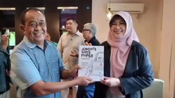 VIRAL MEDIA SOSIAL - Said Didu dan Dr Tifa memamerkan buku berjudul Jokowi White Papers di University Club (UC) Universitas Gadjah Mada (UGM), Sleman, Yogyakarta pada Senin (18/8/2025). Dalam peluncuran buku tersebut, terjadi sejumlah gangguan teknis yang disebut kubu Roy Suryo merupakan sabotase sekaligus pembungkaman kebebasan berekspresi dalam forum ilmiah.