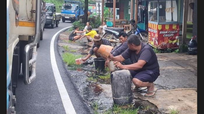 WARGA TAMPUNG SOLAR - Sejumlah warga menampung s