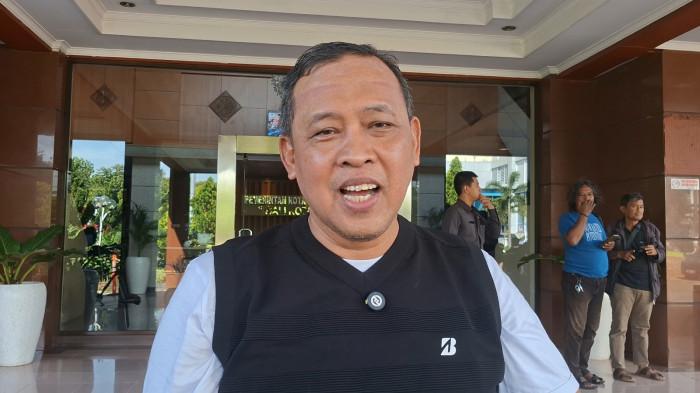 WFH ASN BEKASI - Wali Kota Bekasi, Tri Adhianto saat ditemui di Halaman Pemkot Bekasi, Bekasi Selatan, Kota Bekasi pada Jumat (10/4/2026). Orang nomor satu di Kota Bekasi itu menjelaskan, terdapat tiga kategori pelanggaran dalam ringan, sedang, dan berat dengan sanksi mulai dari penundaan pangkat, penurunan pangkat hingga pemecatan.