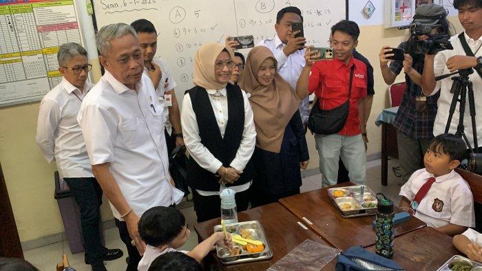 Hari Pertama MBG Berjalan Mulus, Guru di Palmerah Berharap Ada Makan Gratis Juga untuk Para Pengajar