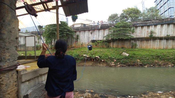 Cerita Warung Kerek Mpok Neneng, Makanan dan Kembalian Pembeli Pernah Hanyut ke Kali