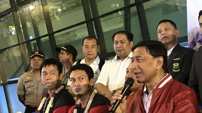 Acara penyambutan pasangan ganda putra Indonesia Hendra Setiawan/Mohammad Ahsan yang baru saja meraih gelar juara dunia bulutangkis di Swiss, di Bandara Soekarno Hatta, Tangerang, Selasa (27/8/2019). 
