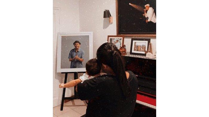 Mutia Ayu dan Gewa Atlana Punya Kebiasaan Unik Didepan Foto Glenn Fredly, Apa yang Mereka Lakukan?