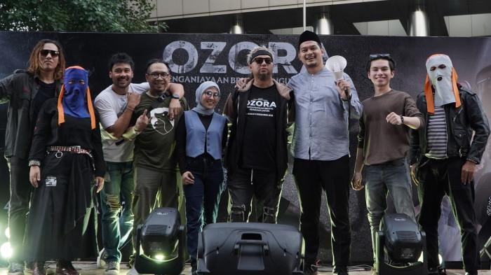 ORASI DI KPK - Para penggagas Aksi Musikal 19 November 2025 terdiri dari Anggy Umbara, Sukatani, Chicco Jerikho, dan masih banyak lagi di depan gedung KPK, Kuningan, Jakarta Selatan, Rabu (19/11/2025)