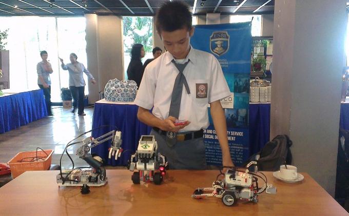 10 SMKN di Jakarta Dapat Pelatihan Robotik