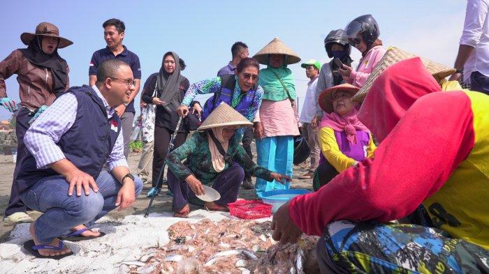 Ketika Anies Pakai Sandal Jepit Jongkok Bersama Susi Pudjiastuti Menyapa Ibu-ibu Penjual Ikan
