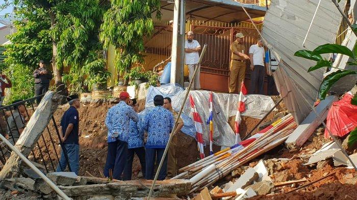 Tak Ada Izin, Anies Baswedan Bakal Audit Bangunan di Lokasi Longsor Kalisari