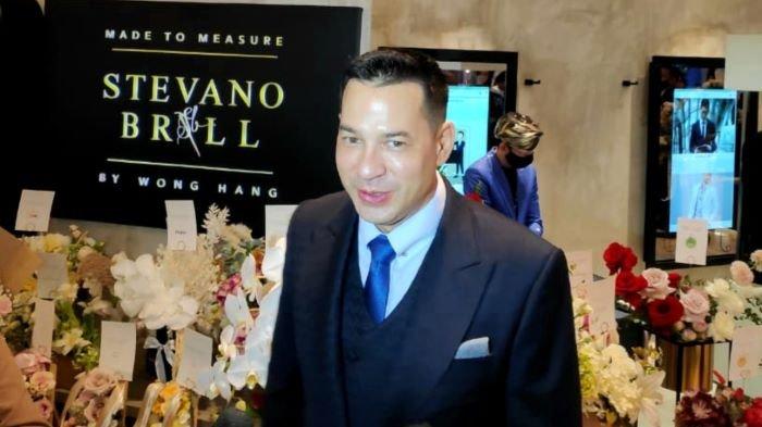 Ari Wibowo dan Mendiang Adjie Massaid Pernah 'Diserbu' Penggemar, Panggung Catwalk Sampai Roboh