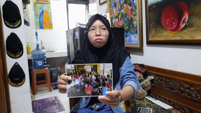 Arista Maheswari saat menunjukkan kegiatannya mengajar anak-anak melukis, Rusun Jatinegara Kaum, Pulogadung, Jakarta Timur, Rabu (8/7/2020). 