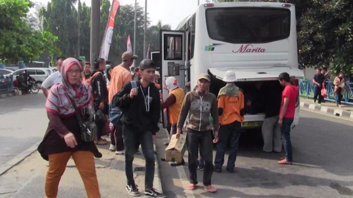 Arus Balik Pemudik Lebaran di Terminal Kampung Rambutan Normal