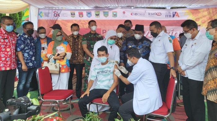 Dukung Pemerintah Akhir Pandemi, Pasar Modal Indonesia & IA ITB Distribusikan Ratusan Ribu Vaksin