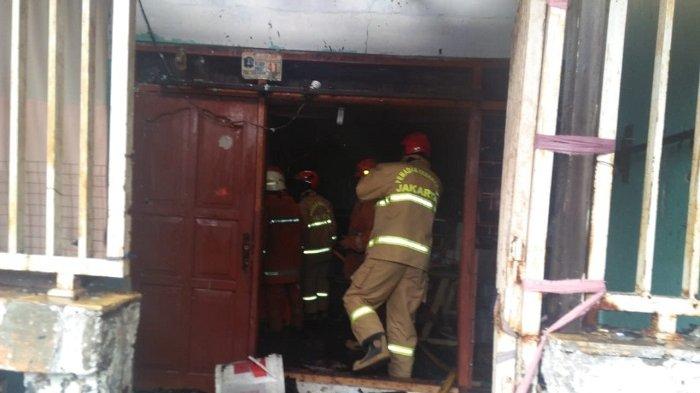 Ditinggal Mudik, Bangunan Konveksi Hangus Terbakar di Kebon Jeruk, 15 Unit Pemadam Diterjunkan