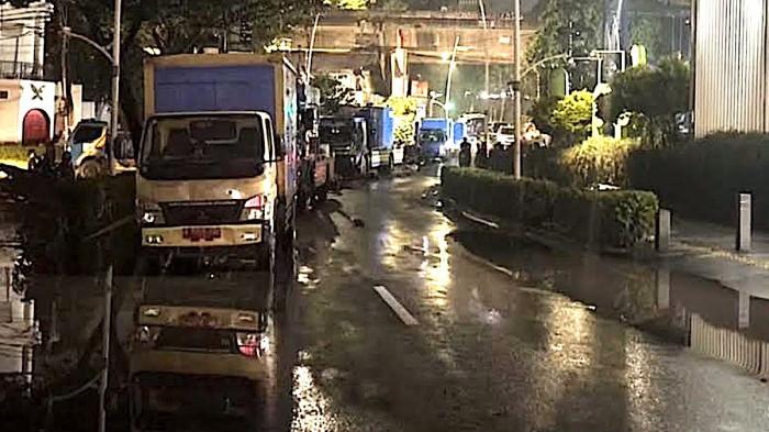 Tanggul Retak di Kali Krukut Banjiri Kemang, Pramono Percepat Normalisasi