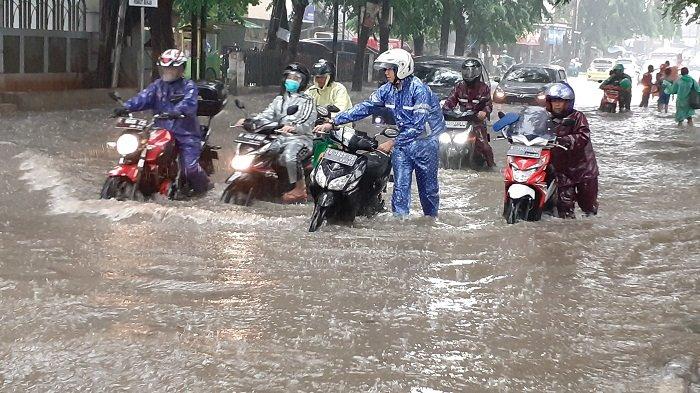 VIDEO: Hujan Deras, Jalan Insinyur Juanda Bekasi Dekat Kantor Disdukcapil Banjir