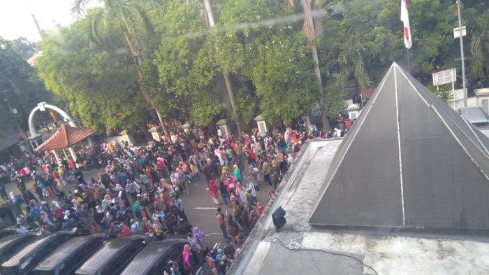 Antre Bantuan Presiden UMKM Rp 2,4 Juta, Lautan Manusia Tumpah di Gedung Cisadane Tangerang